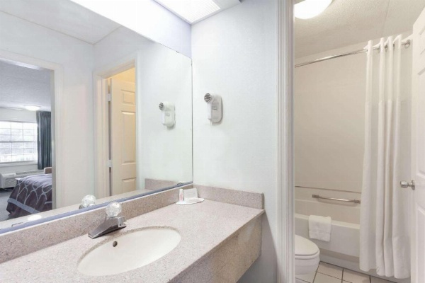 Super 8 by Wyndham Kingston image 11