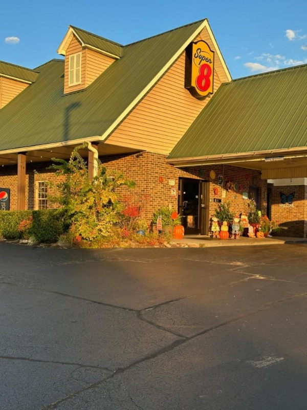 Super 8 by Wyndham Kingston image 13