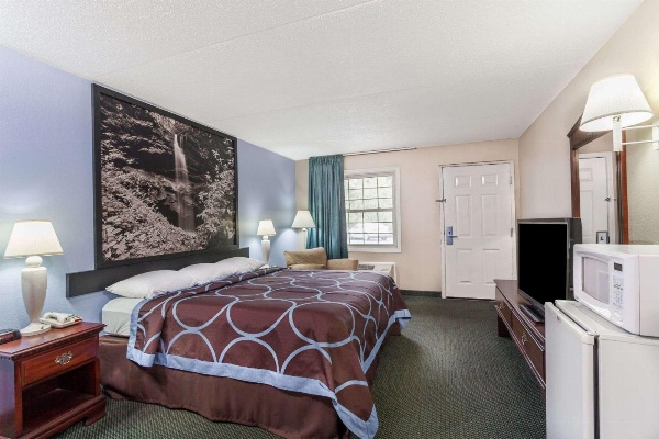 Super 8 by Wyndham Kingston image 6